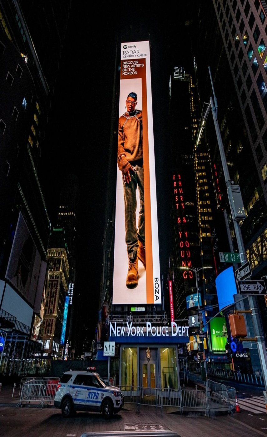 Boza aparece en las pantallas de la famosa avenida de Times Square en Nueva York