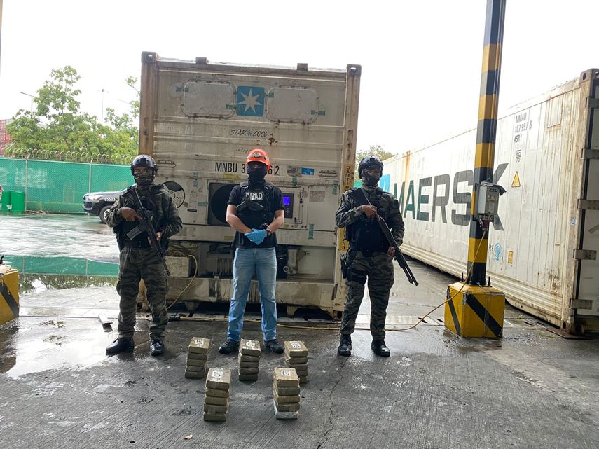 Policía Nacional decomisa 25 paquetes de presunta droga en puerto del Pacífico