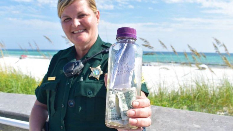 Hombre fallecido en marzo vive su última aventura en botella lanzada al mar