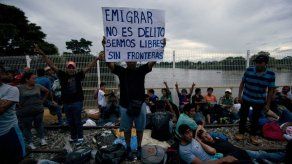 Migrantes gritan en frontera México-Guatemala