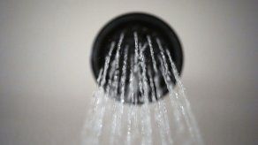 La norma de Trump, aprobada en diciembre, permitía que fluyeran 9.5 litros de agua de cada cabezal.