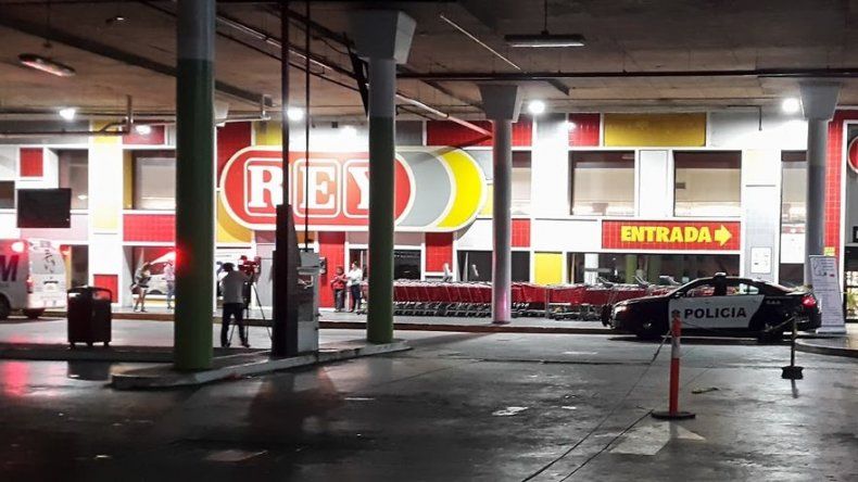 Capturan a 2 sospechosos de robo a supermercado de la 12 de Octubre