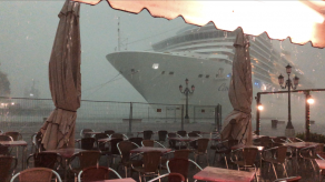 Un crucero gigante pierde el control en Venecia pero evita chocar