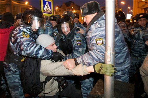 Portavoz de Putin defiende el arresto de manifestantes