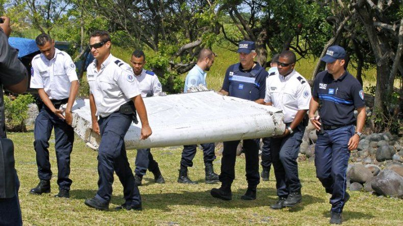 Malasia pide ayuda para hallar más restos de avión