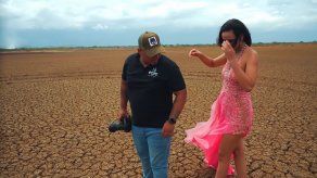 Alexis Bautes ayuda a la modelo con las poses durante el 2do reto de Foto Challenge.