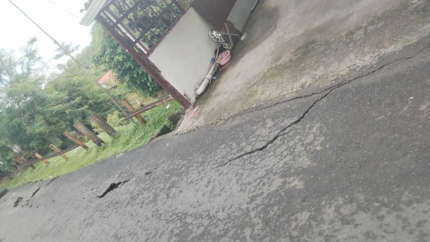 SINAPROC evacua a cuatro familias de Nueva Libia tras hundimiento de la vía principal.