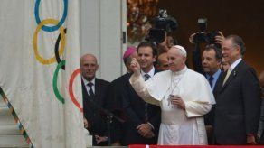 Papa bendice las banderas olímpica y paralímpica de Río de Janeiro 2016