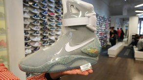 Venden por 92.100 dólares una zapatilla usada en Back to the Future Part II
