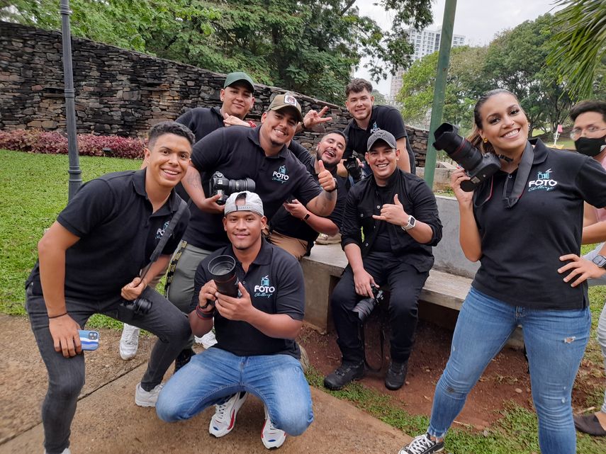 Los participantes de la 3era temporada de Foto Challenge durante la actividad en el Parque Omar.