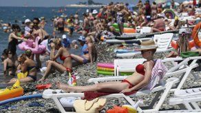 Ignoran medidas sanitarias en playas de Rusia y Ucrania