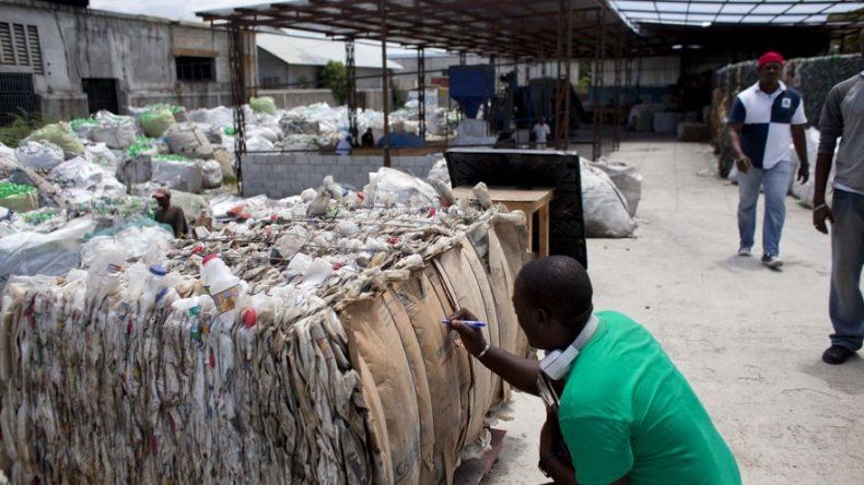 Reciclaje ayuda a limpiar Haití, genera ingresos