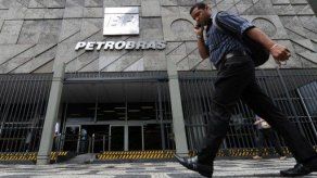 Acciones de Petrobras se derrumban más de 10% y bolsa de Sao Paulo cae 1
