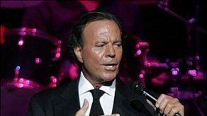 Julio Iglesias interrumpió concierto tras sentirse mal