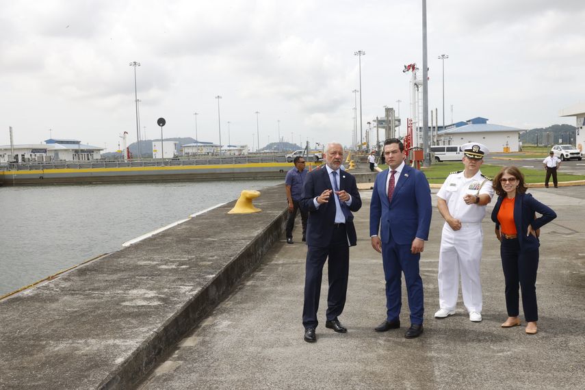 Embajador de Estados Unidos recorre el Canal de Panamá