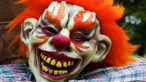 EEUU: Hombre con máscara de payaso persigue a su hija y lo detienen