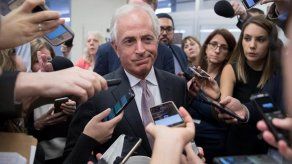 Guerra de Trump y senador Corker domina reunión republicana sobre plan fiscal