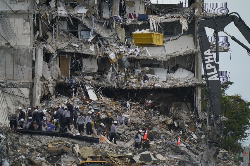 El derrumbe del edificio dejó un saldo de 98 muertos.