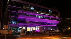 De rosa y celeste se viste Medcom en la lucha contra el cáncer