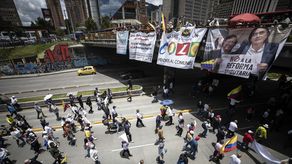 Petro, quien en su juventud fue guerrillero, recibió durante la campaña presidencial críticas constantes de sus opositores que advertían que podría convertir a Colombia en “otra Venezuela”, en referencia a cambios profundos en el modelo económico que derivaran en una crisis. Petro firmó bajo juramento que no expropiará bienes, para calmar a sus opositores.