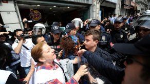 Policía turca dispara gases lacrimógenos contra manifestantes que protestan por accidente minero