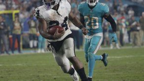 Carr y Lynch dan triunfo a Raiders 27-24 sobre Miami