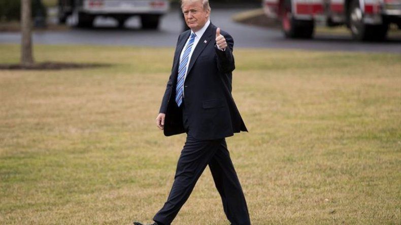 Trump dice que su campaña no hizo nada ilegal tras los cargos contra 13 rusos