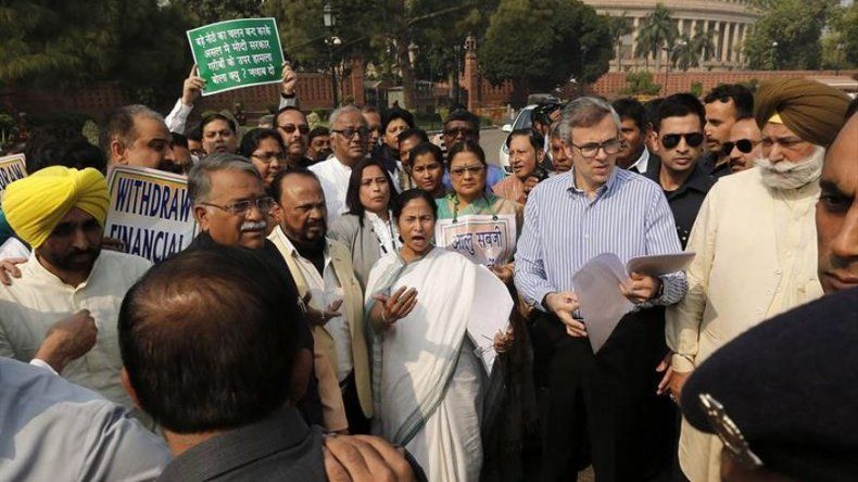 Oposición india denuncia muerte de 40 personas por la retirada de billetes