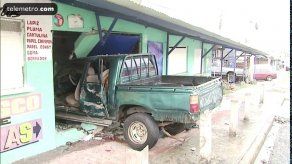 Vehículo quedó dentro de quiosco al perder frenos en la Loma del Cristo