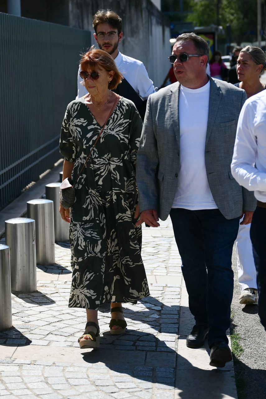 Gisèle P. junto con sus hijos en Aviñón, Francia. Gisèle P. junto con sus hijos en Aviñón, Francia. 