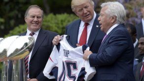 Patriots regalan anillo del Super Bowl a Donald Trump