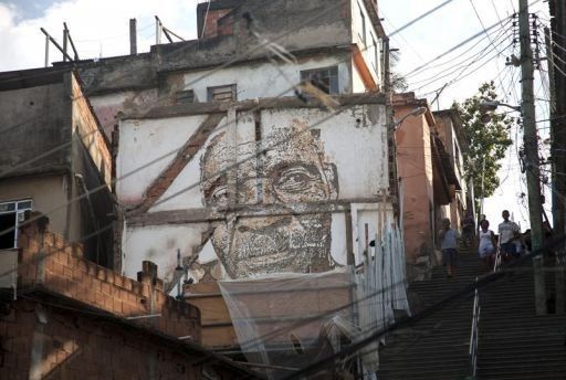 El arte callejero de Vhils decora las callejuelas de una favela