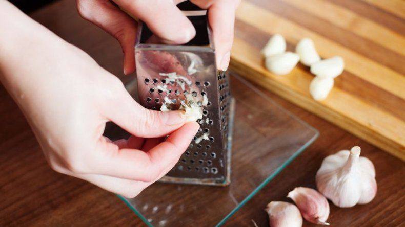 Cómo quitar el olor a ajo de las manos: 5 trucos