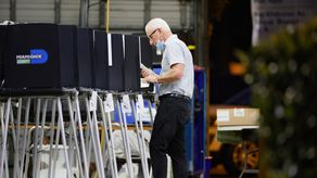 Smith preside el departamento de ciencias políticas de la universidad, McDonald es un experto en elecciones y Austin estudia las conductas políticas de los afroestadounidenses.