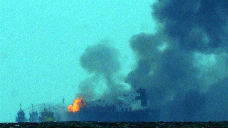 Un buque de Pemex se incendia en México con 167.000 barriles de combustible