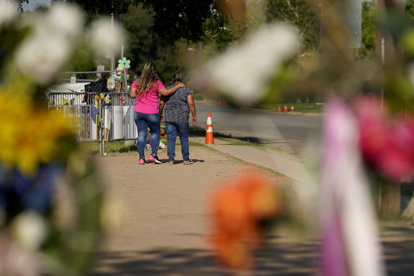 Los estudiantes regresarán a clases el martes desde la masacre.