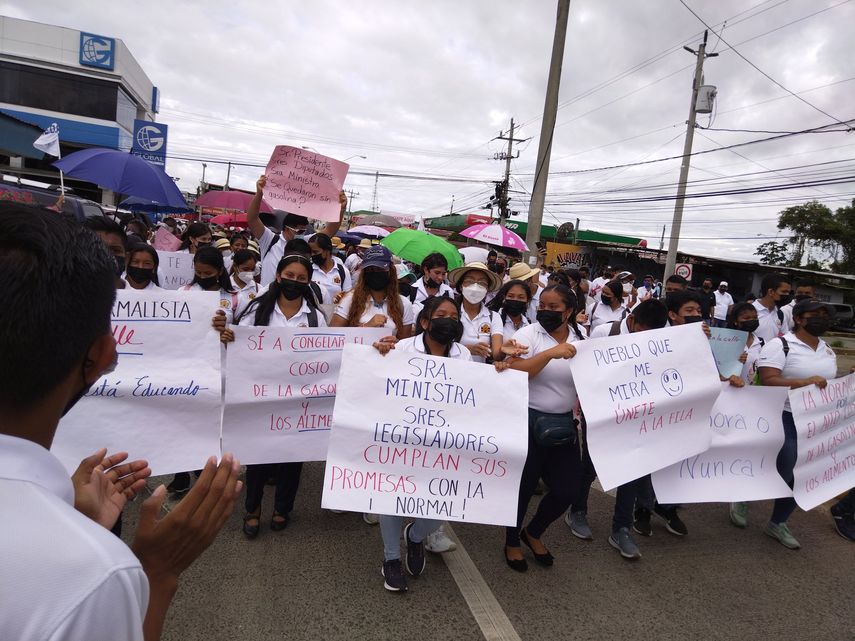 Cientos de manifestantes rodearon las instalaciones del  Centro de Convenciones Coopeve