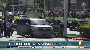 Momentos en los que las autoridades atrapan a los sujetos que se encontraban dentro de un auto en la Tumba Muerto.