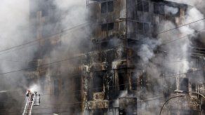 Dramático incendio en almacén desnuda informalidad en Perú