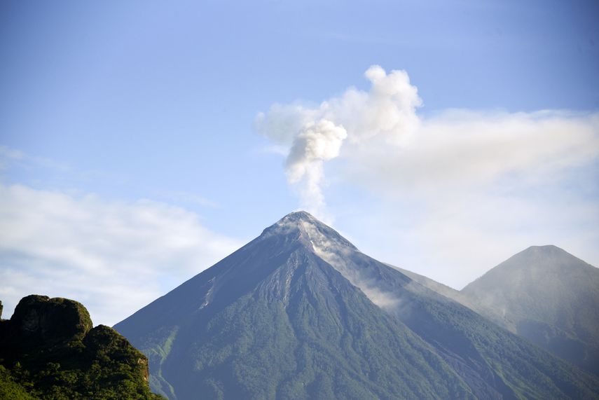 Después de dos años, turismo regresa a volcán activo en Guatemala