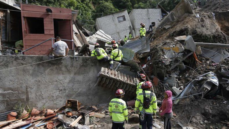 Aumentan a siete los muertos por derrumbe de cerro en Guatemala