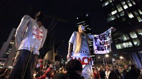 Toman edificios oficiales en México en protesta por desaparición de jóvenes