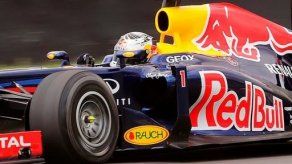 Vettel reina en Sepang ante el acoso de los Ferrari