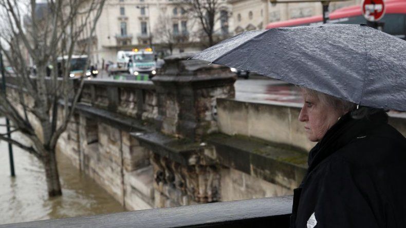 Inundaciones amenazan París y cierran carreteras y túneles