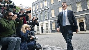 El anuncio de Hunt, organizado a toda prisa el lunes, se hacía apenas dos semanas antes de la fecha prevista para entregar un plan fiscal de medio plazo.