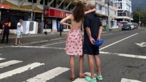 Actriz Margaret Qualley pasea por la ciudad de Panamá con cutarras