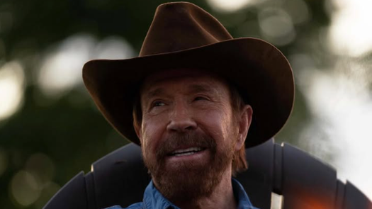 Chuck Norris es llevado al hospital Chuck Norris es llevado al hospital