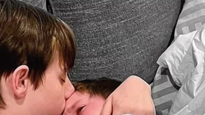 Imagen del beso que conmosionó al mundo, Ian consolando a su hermanito menor