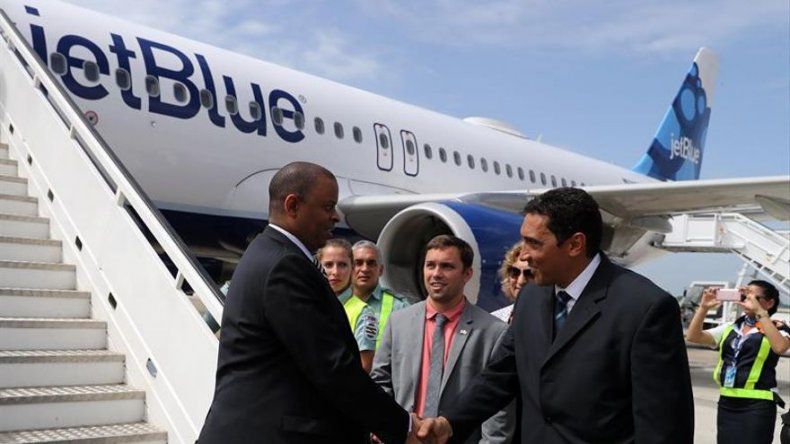 Aterriza en suelo cubano el primer vuelo regular con EEUU desde 1961