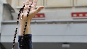 Mujer roba rosario a monja